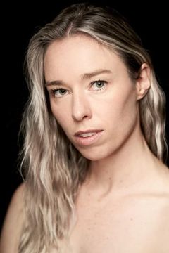 Ella Fenwick interpreta Wife in Car Crash