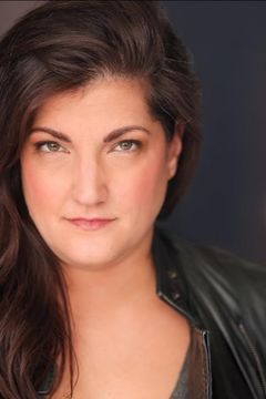 Jennifer A. Goodman interpreta Police Officer (uncredited)