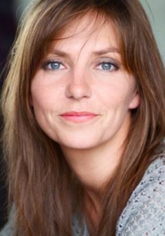 Carole Bianic interpreta Adeline Briard