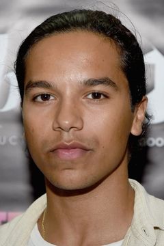 Tyler Dean Flores interpreta Mark