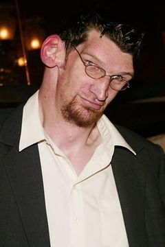 Matthew McGrory interpreta Karl the Giant