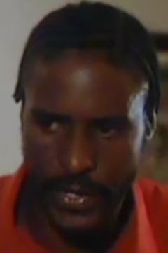 Johnny Ray McGhee interpreta Carnell Dinwitty