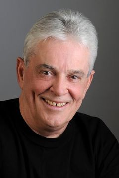 Robert Reynolds interpreta Dr. Martin Karlsson