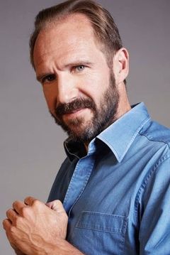 Ralph Fiennes interpreta Justin Quayle
