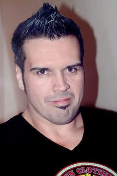 Dan Zachary interpreta Mutant Prisoner (uncredited)