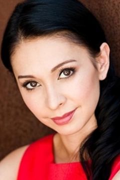 Christina Tan interpreta Female Reporter