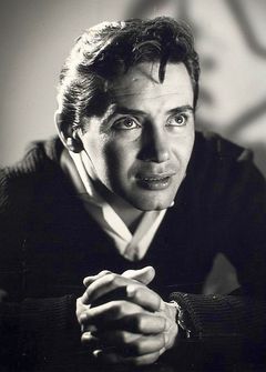 Humberto Almazán interpreta Father Damien
