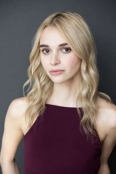 Nikki Roumel interpreta Young Georgia