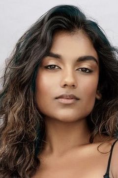 Simone Ashley interpreta Girlfriend