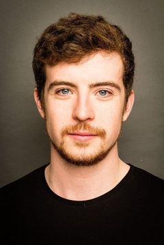 Dan Mousseau interpreta Alex