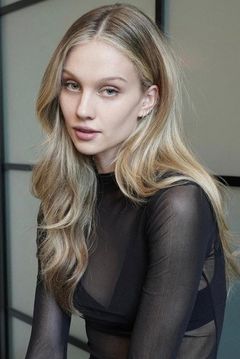 Hazel Graye interpreta Sophia Mosman