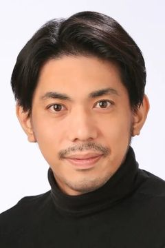 Michitake Kikuchi interpreta Simon Gorrini (voice)