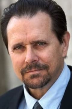 Joe Keyes interpreta Lobby Cop