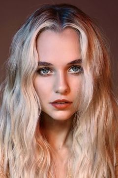 Madison Iseman interpreta Sarah Quinn
