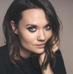 Laura James interpreta Mrs. Bronson