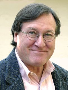 Bob Davis interpreta FBI Agent Renkins