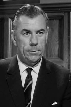 Alister Williamson interpreta Air Raid Warden (uncredited)