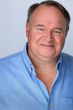 Tom McGowan interpreta Tom Donaldson