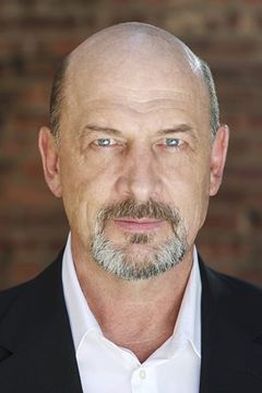 Gys de Villiers interpreta Detective Smith