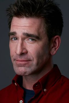 Matt Walton interpreta Marty