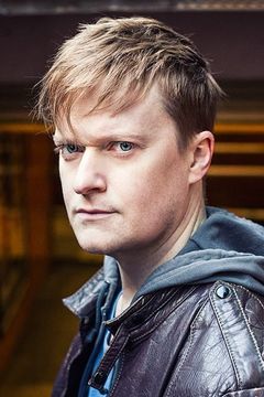 Steven Boyer interpreta Scooter