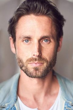 Hans Christopher interpreta John Baker