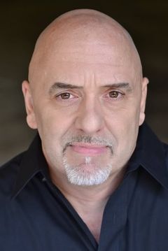 Stephen David Calhoun interpreta Nicolai