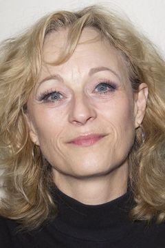 Lizzy McInnerny interpreta Mrs Moss