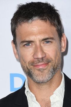 Adam Rayner interpreta Simon Templar
