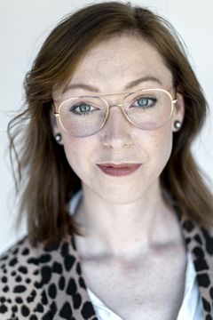 Johanna McGinley interpreta Laundromat Lady #2