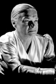 Maria Ouspenskaya interpreta Michel's Grandmother