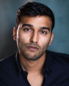 Ved Sapru interpreta Rahul Singh