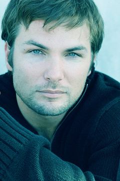 Brad Hawkins interpreta Jim