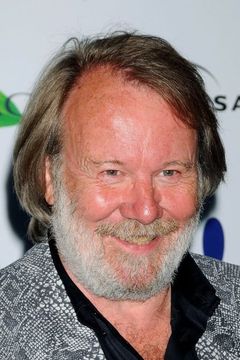 Benny Andersson interpreta Cafe Pianist (uncredited)