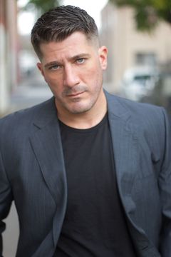 Danny Salay interpreta Roman General