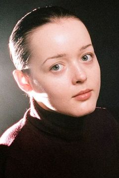 Anna Cobb interpreta Kayla
