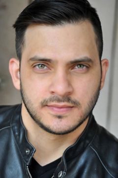 Juan Alexander interpreta Suspicious Man