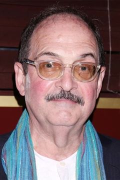 Lewis J. Stadlen interpreta Dr. Gruber