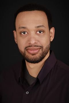Ryan L. Price interpreta Police Officer (uncredited)