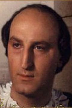 Marcello Bonini Olas interpreta il marito ruffiano