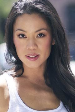 Emily Hsu interpreta Amy