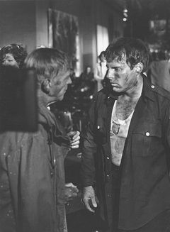 Ernie F. Orsatti interpreta Mark Powers