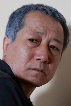 Kwon Hyeok-Pung interpreta Investigator at So-Hyun's crime scene