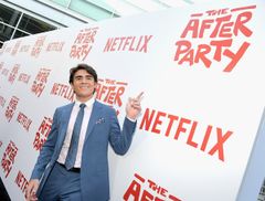 Harrison Holzer interpreta Howard