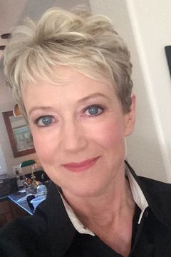 Paula Francis interpreta Newscaster #1