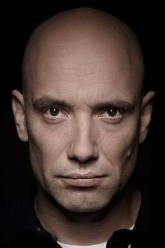 Zachary Baharov interpreta Interrogator