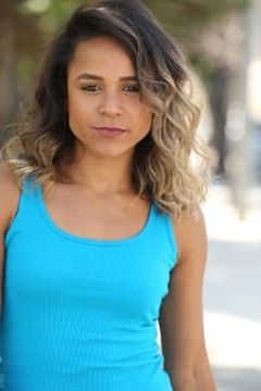 Danielle Tabor interpreta Angelina Johnson