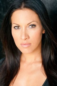 Jennifer Dorogi interpreta Waitress (uncredited)