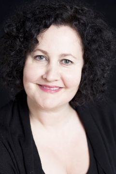 Yvette Parsons interpreta Carer Tania