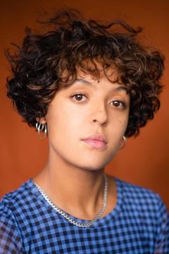 Cora Kirk interpreta Emilia